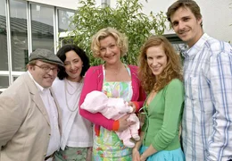 Ein schr&auml;ges Quintett (v.l.n.r.): Justus (Gustav Peter W&ouml;hler), Franziska (Andrea B&uuml;rgin), Gila (Saskia Vester), Maja (Chiara Schoras) und Stefan (Max von Thun).