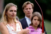Durch die gemeinsame Vorliebe f&uuml;r das Bogenschie&szlig;en lernt Susan (Susanne Michel, l.) Emilys (Elea Geissler, r.) Vater kennen. Es ist Patrick (Dirk Mierau, M.), ihre Jugendliebe.