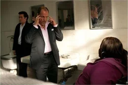 Woody Harrelson als Charlie (m.), Gabourey Sidibe als Sharice (r.)