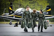 Leyla Demir (Sinem Kavus, r.), Guus Walema (Soy Kroon, M.) und Rutger de Man (Josha Stradowski, l.) m&ouml;chten nach ihrer Ausbildung F-16-Pilot*innen werden.