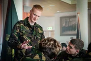 Dennis de Waal (Bart Harder, l.) macht es den neuen Rekruten Rutger de Man (Josha Stradowski, r.) und Guus Walema (Soy Kroon, 2.v.l.) nicht leicht.