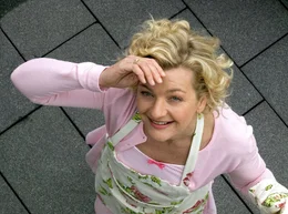 Gila (Saskia Vester) schaut nach ihrem Mann, der gerade das Dach ausbessert.