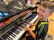 Elias bei der Probe am Klavier
