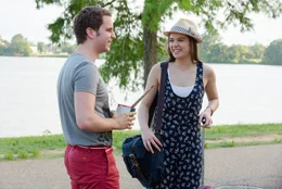 Benji (Ben Platt), Emily (Hailee Steinfeld)