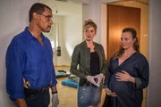 Franz Ainfachnur (Christofer v. Beau, l.) und Resi Schwaiger (Mersiha Husagic, M.) im Gespr&auml;ch mit Sophia Ott (Diana Gantner, r.).