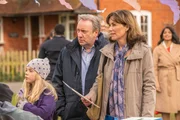 Hatten sich eigentlich auf das j&auml;hrliche Vogelscheuchen-Fest gefreut. F&uuml;r Betty Barnaby (Isabel Shaw, l.) und ihre Eltern DCI John Barnaby (Neil Dudgeon, M.) und Sarah (Fiona Dolman, r.) gibt es stattdessen eine unsch&ouml;ne &Uuml;berraschung.