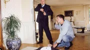 Die Beamten Kehler (Wolgang Bathke, li.) und Bonhoff (Wolfgang Krewe) sind am Tatort eingetroffen und versuchen Informationen zu sammeln.