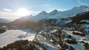 Seiner grandiosen Lage in den Engadiner Bergen am Ufer des St. Moritzer Sees verdankt St. Moritz seine Anziehungskraft.