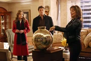 Die Spuren eines DNA-Tests f&uuml;hren Castle (Nathan Fillion, M.) und Beckett (Stana Katic, l.) zu Samantha Voss (Nancy Grahn, r.), die bei ihrem Ehestreit alles verloren hat ...