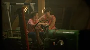 Eva (Ines Hollinger) erkl&auml;rt Flori (Leon / Lino de Greiff), dass der Traktor einen emotionalen Wert hat.