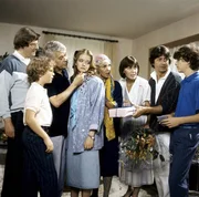 Reich beschenkt wird Tanja an ihrem 18. Geburtstag, der auch gleichzeitig der Tag ihrer F&uuml;hrerscheinpr&uuml;fung ist. Deshalb kann sie sich &uuml;ber die Geschenke gar nicht so richtig freuen. (V.li.n.re.: Herbert B&ouml;tticher, Tarek Helmy, Peter Weck, Julia Biedermann, Maria Sebaldt, Thekla Carola Wied, Herbert Herrmann, Timmo Niesner).