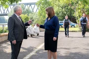 Oberstaatsanwalt Bernd Reuther (Rainer Hunold) spricht am Tatort mit Ute Siebers (Liese Lyon), einer Mitarbeiterin in der Firma des Opfers.