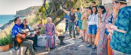 Johannes Hofbauer (Thomas Stipsits, l.), Gert Steinb&auml;cker (2.v.l.), Julia Grinzinger (Katharina Stra&szlig;er), Ilias (Kostas Antalopoulos, m.), Rina (Claudia Kottal, 6.v.r.), Eleni (Agorita Bakali), Christine Hofbauer (Mona Seefried, 4.v.r.), Geli Steiner (Margarethe Tiesel, 2.v.r.), Friedrich Hofbauer (Erwin Steinhauer, r.).
