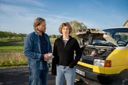 Eine Autopanne kommt Alex H&auml;verkamp (Sebastian Str&ouml;bel) und Elisa Jansen (Anna Maria Sturm) in die Quere, als sie versuchen, das entflohene Liebespaar einzuholen.