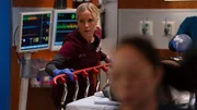 Chicago Med Staffel 10 Folge 11 Verletzte m&uuml;ssen rasch versorgt werden: Jessy Schram als Dr. Hannah Asher
