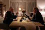 Oberstaatsanwalt Bernd Reuther (Rainer Hunold, l.) spricht mit seinem alten Freund Hagen Freitag (Michael Roll, r.). Oberstaatsanwalt Bernd Reuther (Rainer Hunold, l.) spricht mit seinem alten Freund Hagen Freitag (Michael Roll, r.).