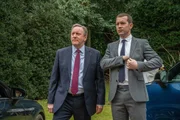 DCI John Barnaby (Neil Dudgeon, l.) und DS Jamie Winter (Nick Hendrix, r.) verzweifeln erneut ob der Vielzahl an Tatmotiven und Verd&auml;chtigen.