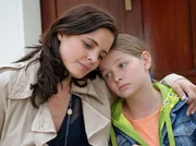 Rebecca (Elisabeth B&ouml;hm, rechts) hat sich daf&uuml;r entschieden, mit ihrer Mutter nach Amerika zu gehen. Doch sie traut sich nicht, es ihrem Vater zu sagen. Susanne (Elisabeth Lanz) best&auml;rkt Rebecca und zeigt Verst&auml;ndnis f&uuml;r ihre Entscheidung, obwohl sie wei&szlig;, dass es Christoph das Herz brechen wird.