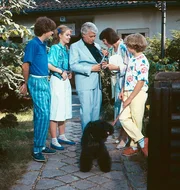 Mit einem K&uuml;&szlig;chen von Tanja und einem Schild &bdquo;Herzlich willkommen&ldquo; wird Werner nach seiner gelungenen Operation von der Familie empfangen. Dabei darf auch Lulu nicht fehlen. (V.li.n.re.: Timmo Niesner, Julia Biedermann, Peter Weck, Thekla Carola Wied, Tarek Helmy).