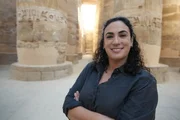 Die &Auml;gyptologin Meredith Brand posiert f&uuml;r ein Portr&auml;t in Karnak in Luxor, &Auml;gypten.