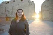Die &Auml;gyptologin Meredith Brand posiert f&uuml;r ein Portr&auml;t an der Avenue of Sphinxes in Luxor, &Auml;gypten.
