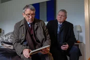 Oberstaatsanwalt Bernd Reuther (Rainer Hunold, r.) hilft seinem alten Freund Hagen Freitag (Michael Roll, l.), der sich in einer Notlage befindet. Oberstaatsanwalt Bernd Reuther (Rainer Hunold, r.) hilft seinem alten Freund Hagen Freitag (Michael Roll, l.), der sich in einer Notlage befindet.