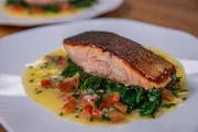 Lachs mit Spinat und Buttersauce