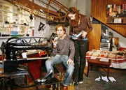 Bruno (Tim Sander, l.) und Nora (Julia Malik, r.) suchen in der Werkstatt intensiv nach der z&uuml;ndenden Idee.