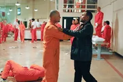 Unter Gefangenen brechen Krawalle aus: Dr. Sheldon Hawkes (Hill Harper, r.) ist in großer Gefahr, er wird von einem Gefängnisinsassen (Darsteller unbekannt) angegriffen. Unter Gefangenen brechen Krawalle aus: Dr. Sheldon Hawkes (Hill Harper, r.) ist in großer Gefahr, er wird von einem Gefängnisinsassen (Darsteller unbekannt) angegriffen.
