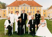 v.l.n.r.: J&uuml;rgen Goslar (Max von Guldenburg), Wilfried Baasner (Achim Lauritzen), Iris Berben (Evelyn Lauritzen), Brigitte Horney (Herta von Guldenburg), Wolf Roth (Thomas von Guldenburg), Katharina B&ouml;hm (Nane von Guldenburg), Karl Heinz Vosgerau (Martin von Guldenburg), Jochen Horst (Sascha von Guldenburg), Christiane H&ouml;rbiger (Christine von Guldenburg).