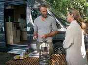 Jane Grant (Ann-Kathrin Kramer) findet Camping-Nachbar Pinch (Bernhard Bettermann) zunehmend unterhaltsam.