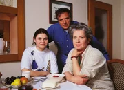 Uschi (Barbara Freier) hat Freigang und erfreut sich an der gemeinsamen Zeit mit ihrem Mann Wolfgang (Klaus Wennemann) und ihrer Tochter Sonja.