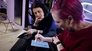 Island: Tattoo-Artist Hertha entwirft eine einzigartige Bindrune für Reporterin Lena Hager. Island: Tattoo-Artist Hertha entwirft eine einzigartige Bindrune für Reporterin Lena Hager.