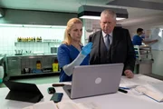 Bernd Reuther (Rainer Hunold) holt sich aktuelle Informationen zum Tathergang bei Dr. Judith Engel (Astrid Posner).