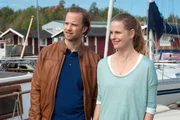 Ellen (Isabell Polak) führt Anders (Roman Roth) herum. Der charmante Unternehmer möchte, dass sie ein Boot für ihn baut. Ellen (Isabell Polak) führt Anders (Roman Roth) herum. Der charmante Unternehmer möchte, dass sie ein Boot für ihn baut.