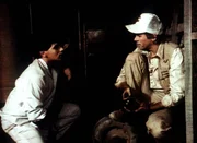 MacGyver (Richard Dean Anderson, r.) demonstriert seinem jungen Freund Luiz (Will Gotay, l.), wie man eine alte Pumpe wieder in Gang bringt. MacGyver (Richard Dean Anderson, r.) demonstriert seinem jungen Freund Luiz (Will Gotay, l.), wie man eine alte Pumpe wieder in Gang bringt.