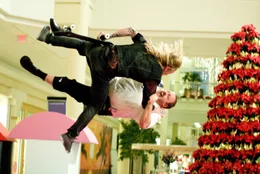 Als Rudolph (Mike Vallely, oben) im Kaufhaus f&uuml;r Unruhe sorgt, hat er nicht mit dem &uuml;bereifrigen Paul Blart (Kevin James, unten) gerechnet ...
