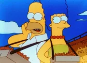 Marge und Homer verteilen Gratisbrezeln im Baseballstadion.