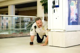 &Uuml;bereifrig nimmt Paul (Kevin James) in einem Kaufhaus seinen Dienst auf - bis sein gro&szlig;er Tag kommt: Gangster &uuml;berfallen das Kaufhaus und nehmen Geiseln ...