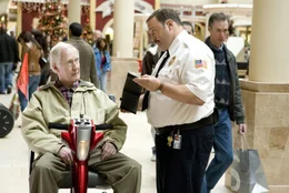 Paul Blart (Kevin James, r.) sorgt im Kaufhaus f&uuml;r Recht und Ordnung - doch nicht jeder (Bernie McInerney, l.) l&auml;sst sich von ihm einsch&uuml;chtern ...