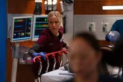 Chicago Med, Staffel 10, Folge 11. Jessy Schram als Dr. Hannah Asher.