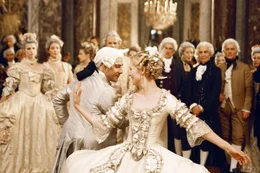 Das frisch getraute Paar er&ouml;ffnet den Tanz: Louis XVI (Jason Schwartzman, Mitte l.) und Marie-Antoinette (Kirsten Dunst, Mitte r.) ...