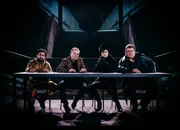 Das Gericht in der Unterwelt: (v.l.) 'Junger Rum&auml;ne' (Zejhun Demirov), 'Der Buckel' (Felix R&ouml;mer), 'Die Wilde' (Sophie Rois), 'Der Rote' (Christoph Krutzler)