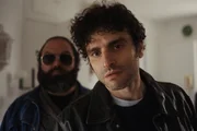 La linea della palma – Das Caravaggio-Komplott Staffel 1 Folge 5 Lässt sich als junger Mann auf ein gefährliches Geschäft ein: Mattia Sonnino als Antonio (r.) La linea della palma – Das Caravaggio-Komplott Staffel 1 Folge 5 Lässt sich als junger Mann auf ein gefährliches Geschäft ein: Mattia Sonnino als Antonio (r.)