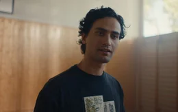 Shaan (Cengiz Al) trainiert die Kinder f&uuml;r den Tanzwettbewerb.