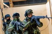 Mitglieder des finnischen MPK-Kurses f&uuml;r freiwillige Verteidigung &uuml;ben ein dynamisches Raumeingangsman&ouml;ver.