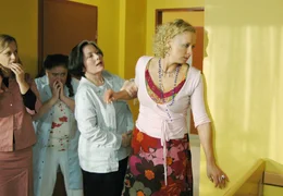 ARD DIE DIEBIN & DER GENERAL, Deutschland 2005, Regie Miquel Alexandre, am Donnerstag (08.12.05) um 20:15 Uhr im Ersten. Vanessa (Edda Leesch, li.) will, dass die Heimleiterin Frau Schanz (Herma Koehn, 2.v.re.) und Schwester Illona (Ina Holst) die engagierte Aushilfspflegerin Jessie (Katja Riemann, re.) von ihrem Vater fern halten. &copy; ARD Degeto/Christine Schroeder - honorarfrei, Verwendung nur im Zusammenhang mit o. g. Sendung bei Nennung Bild: "ARD Degeto/Christine Schroeder" (S 2), Programmplanung und Presse (069) 1509-334 oder -335