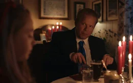 Mina (Liv Elvira Kippersund Larsson, links) ist mit ihrem Vater essen (Anders Baasmo, rechts).