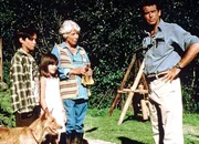 Warten auf den Vulkanausbruch: Jeremy Foley als Graham, Jamie Ren&eacute;e Smith als Lauren, Elizabeth Hoffman als Ruth, Pierce Brosnan als Harry Dalton