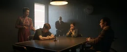 Vera Farmiga als Lorraine Warren (l.), Ruairi O'Connor als Arne Cheyenne Johnson (2.v.l.), Sarah Catherine Hook als Debbie Glatzel (2.v.r.),